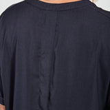 color=True Navy, back neckline detail, oversized flowy women’s shirt in stretchy knit jersey, rounded hem and drop shoulder sleeves